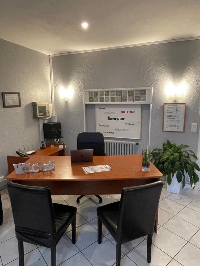 Contact Hotel Les Platanes Villeneuve Sur Lot Centre Екстер'єр фото