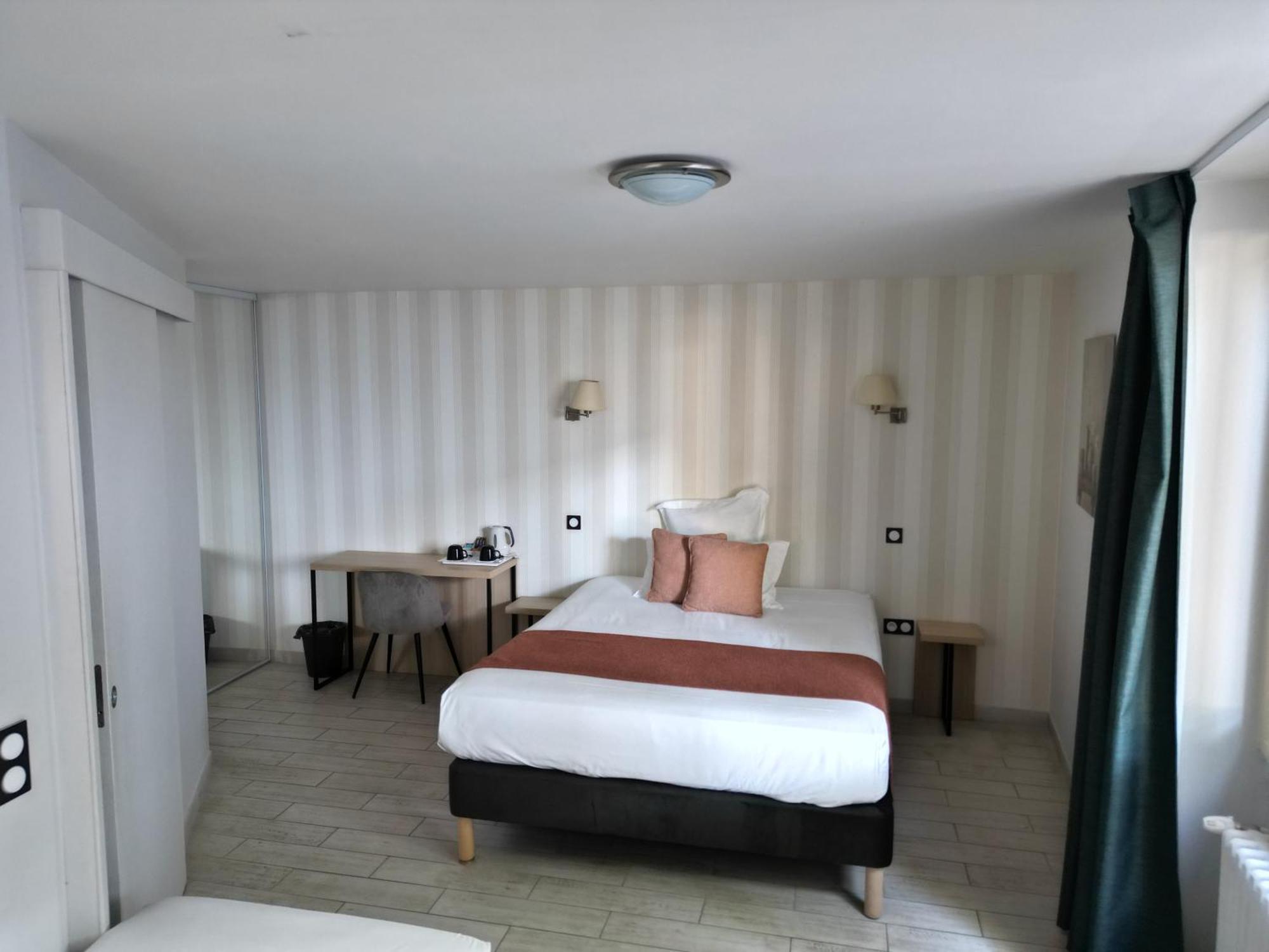 Contact Hotel Les Platanes Villeneuve Sur Lot Centre Екстер'єр фото