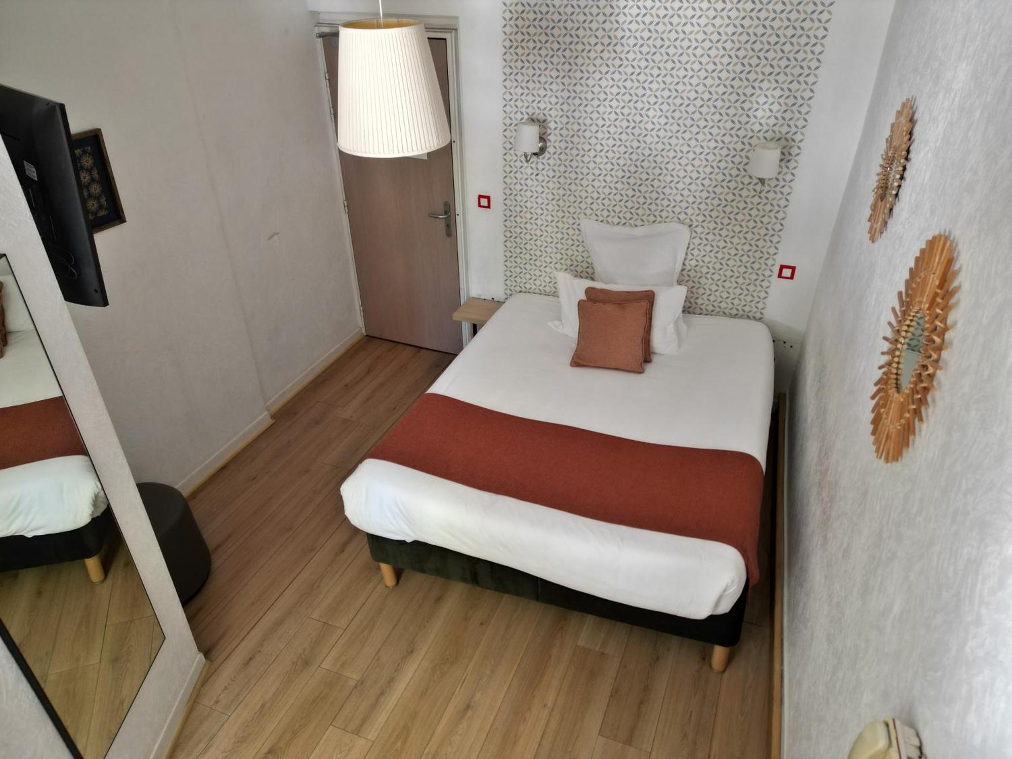 Contact Hotel Les Platanes Villeneuve Sur Lot Centre Екстер'єр фото