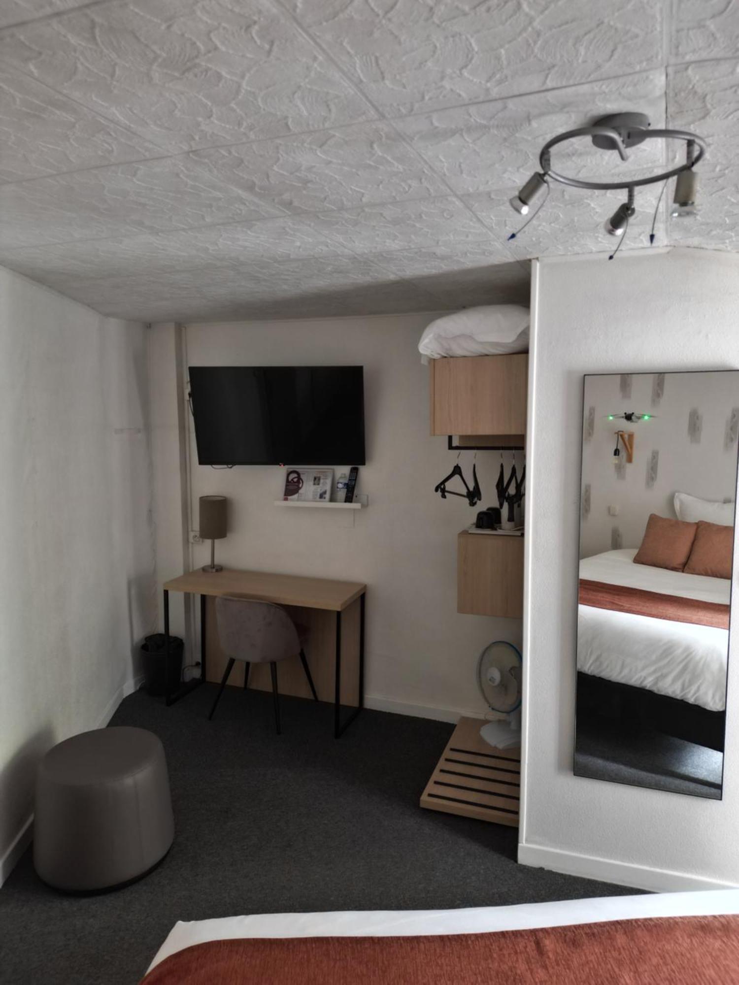 Contact Hotel Les Platanes Villeneuve Sur Lot Centre Екстер'єр фото