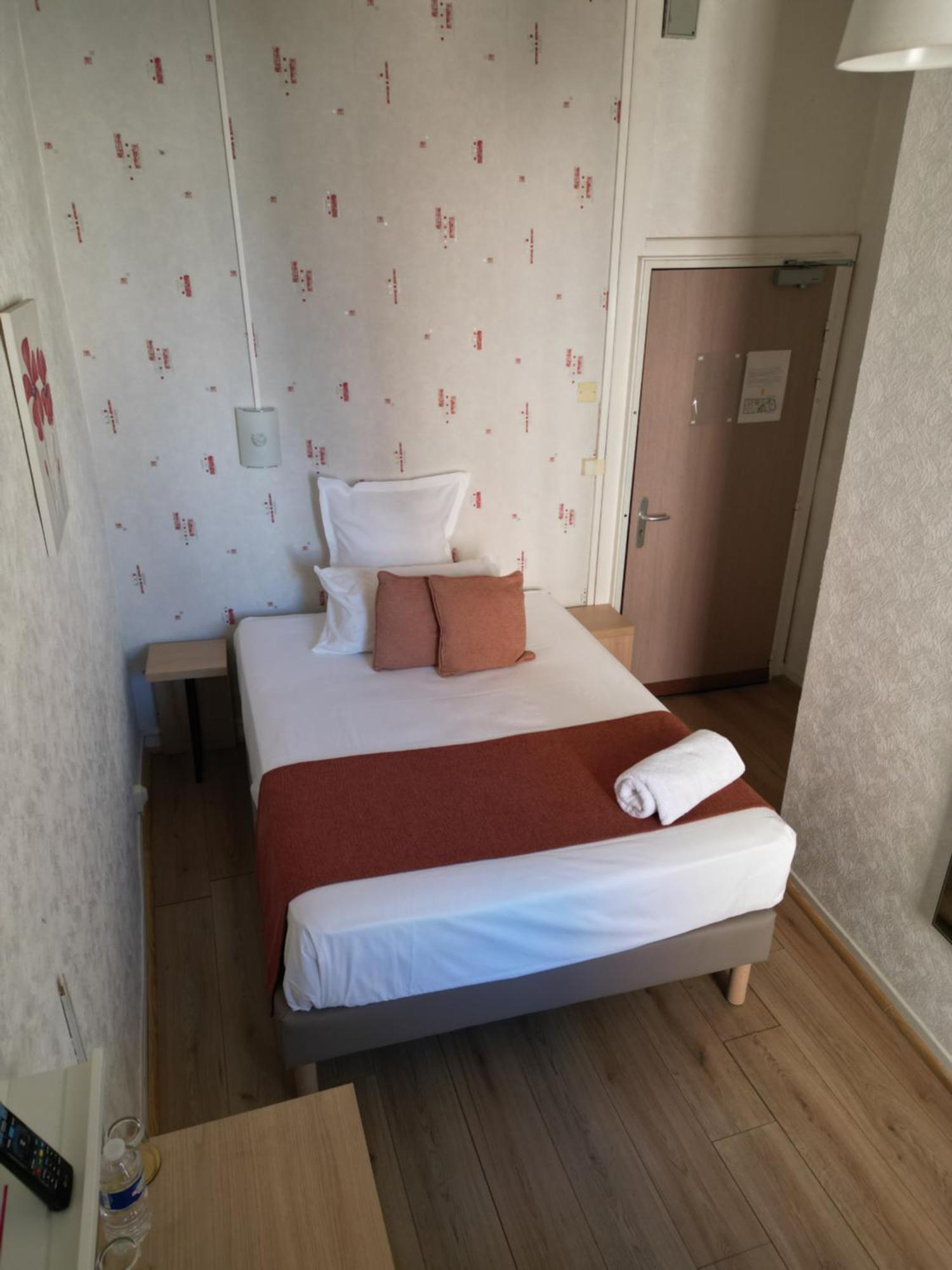 Contact Hotel Les Platanes Villeneuve Sur Lot Centre Екстер'єр фото