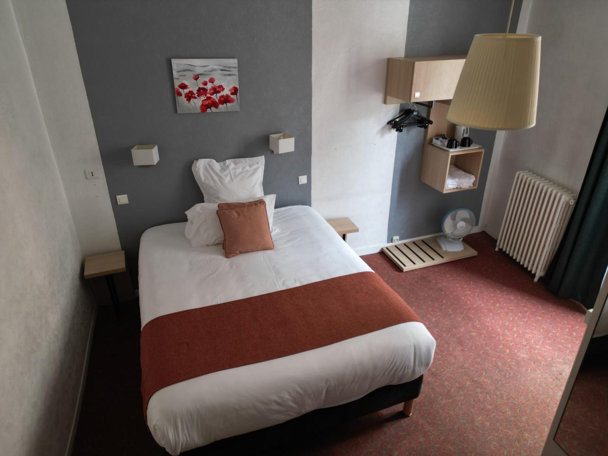 Contact Hotel Les Platanes Villeneuve Sur Lot Centre Екстер'єр фото