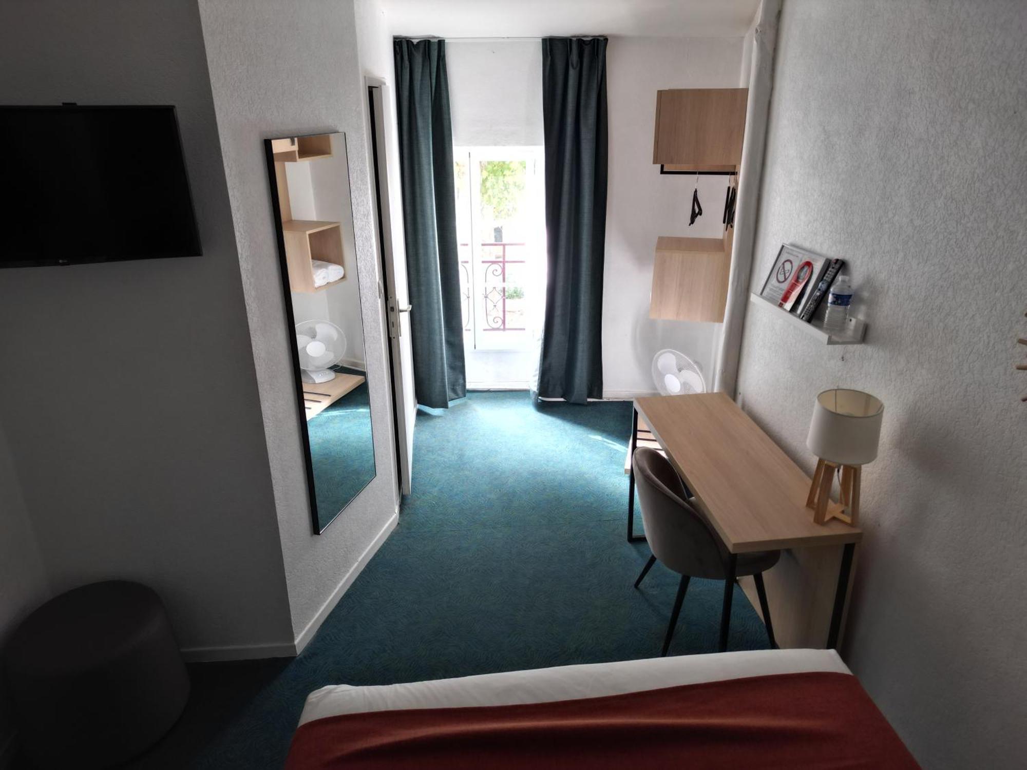 Contact Hotel Les Platanes Villeneuve Sur Lot Centre Екстер'єр фото