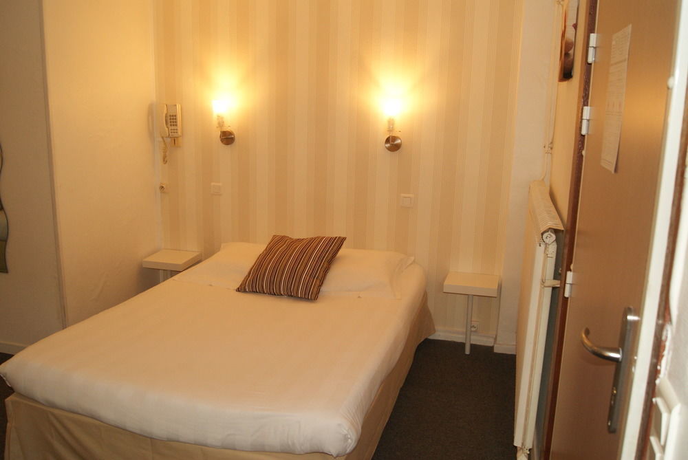 Contact Hotel Les Platanes Villeneuve Sur Lot Centre Екстер'єр фото